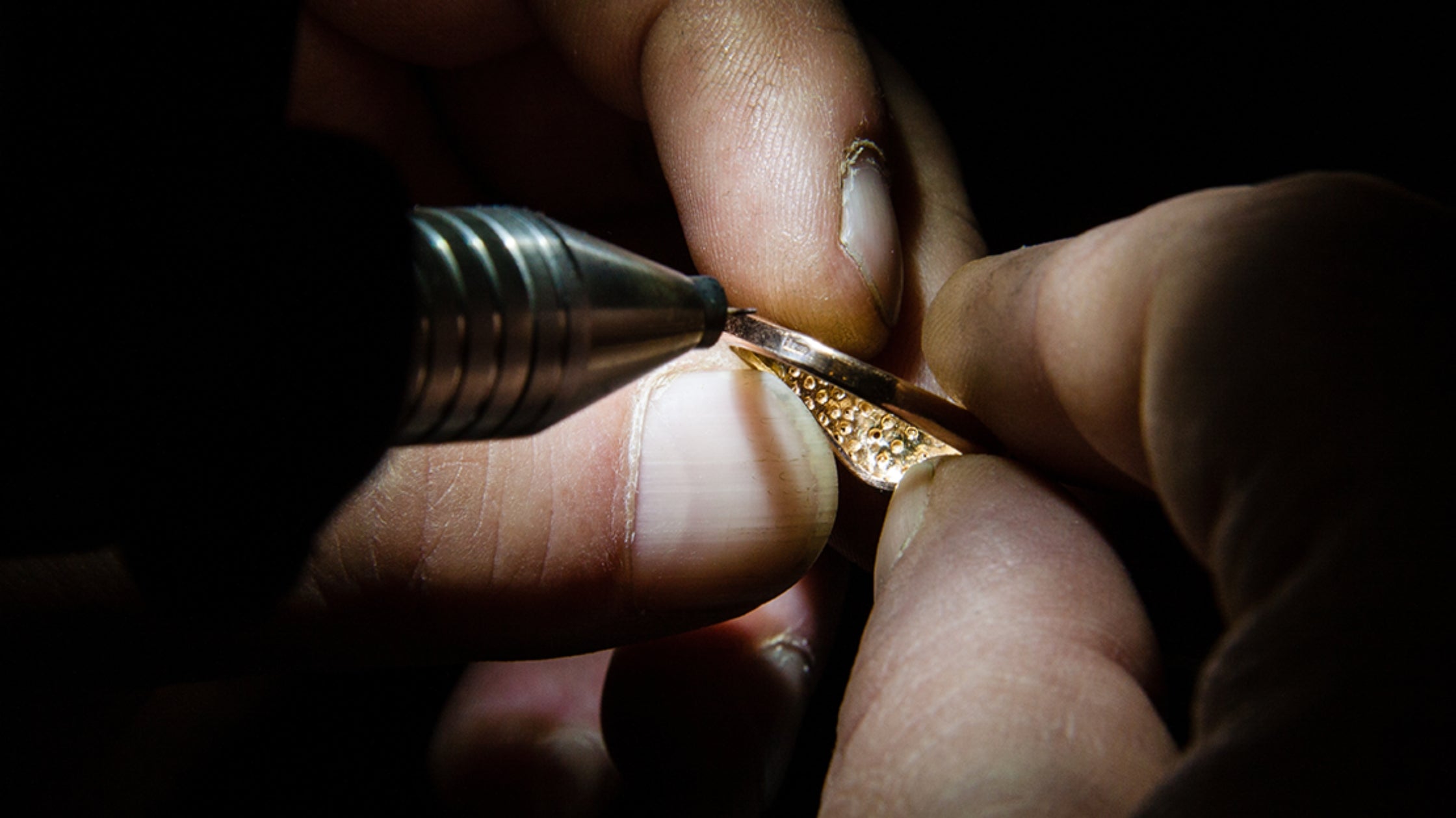 Pourquoi Porter des Bijoux Gravés ?