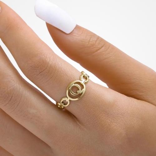 Bague Initiale or sur main de femme