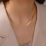 collier or chevron sur femme